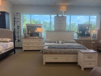 4- Pieces white wood finish king & Queen size bedroom set