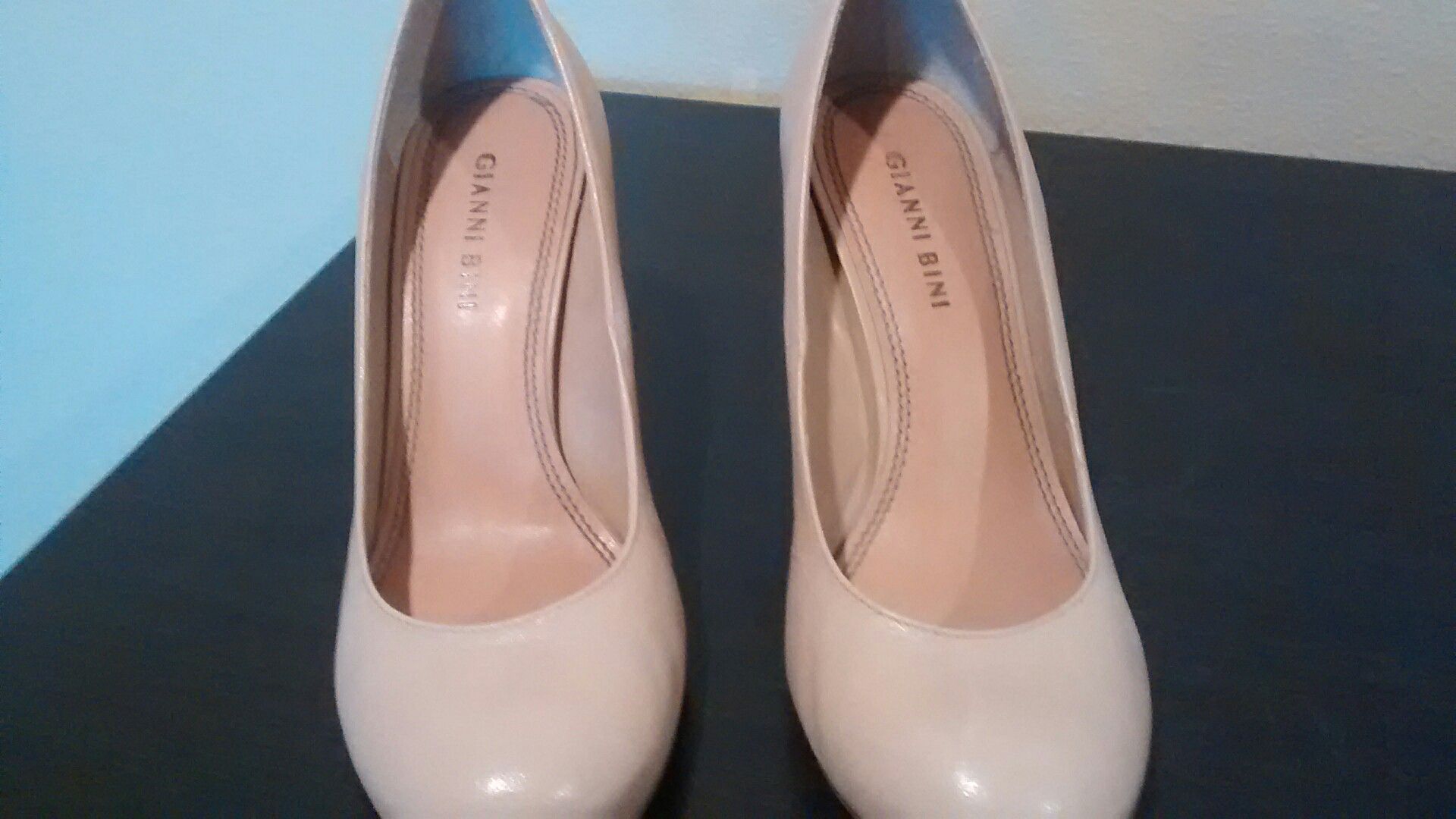 Nude pumps