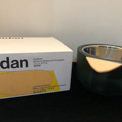 Pet bowl with both cold a d warm I insulation