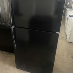 WHIRLPOOL APARTMENT SIZE REFRIGERATOR 