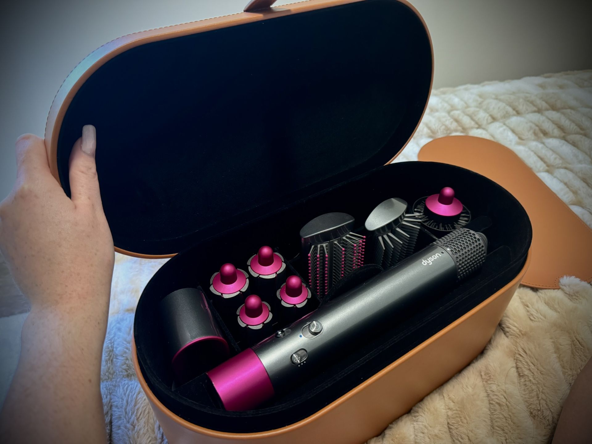 Hair Type Features All hair types Temperature display, Cordless, Cool tip, Instant heat, Dual voltage, Diffuser, Swivel cord, Auto-shutoff, Antistatic