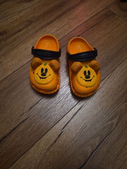 Crocs pumpkin mickey