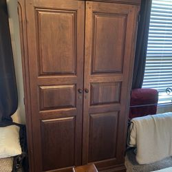 Armoire/Entertainment Center