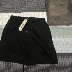 Black Essential shorts size men’s small