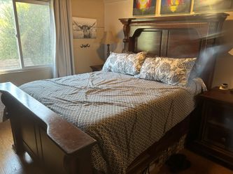 Solid Wood Queen Bedroom Set – 4 Pieces! 🛏️🪵
