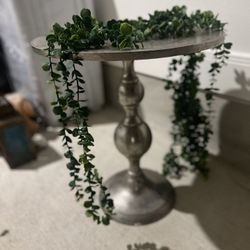 Metal Pedestal Accent Table Vintage-Style Metal Side Table