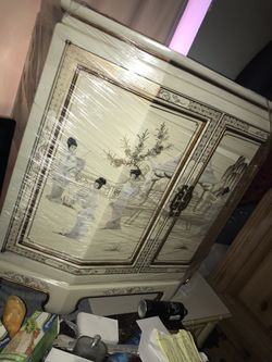 China cabinet with 3D Chinese art