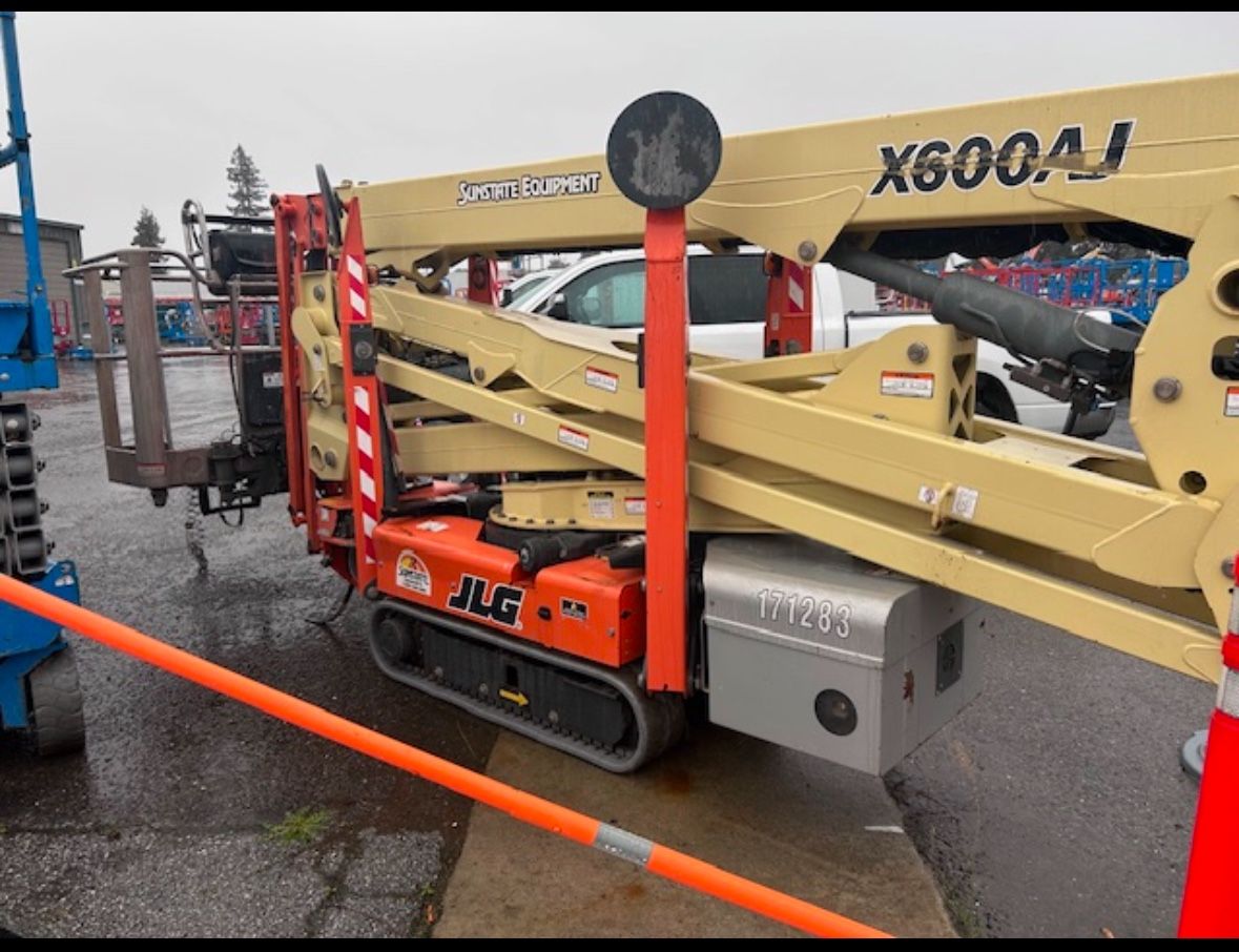 JLG X600AJ Crawler Boom