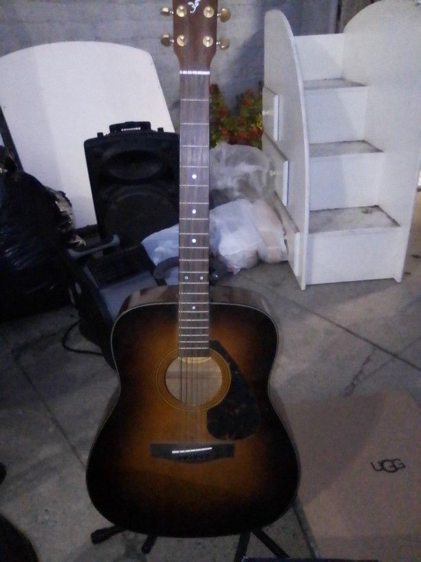 Yamaha Guitar With Stand 