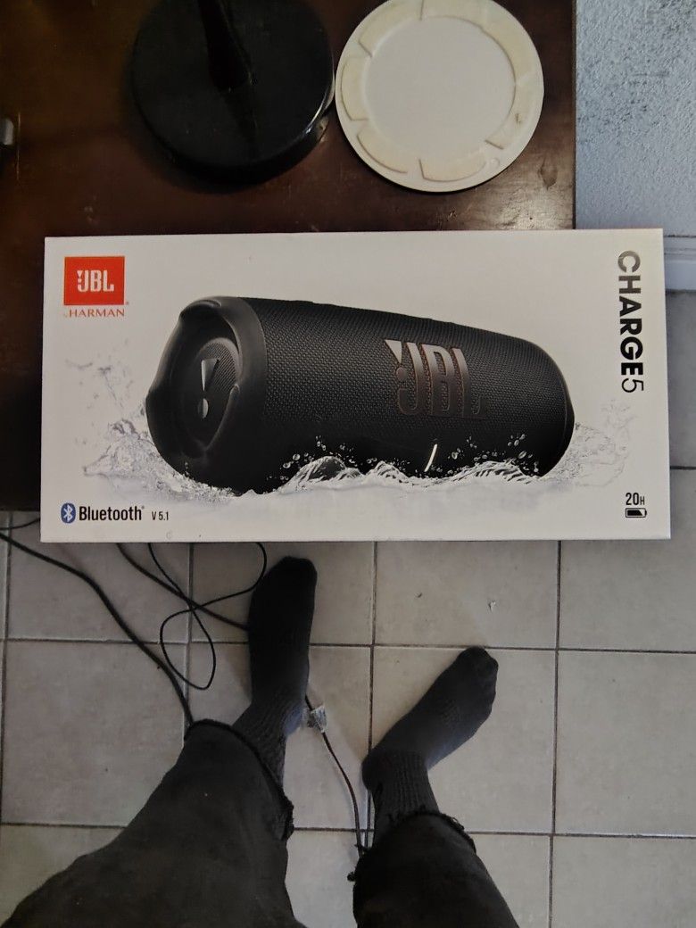 JBL BLUETOOTH SPEAKER....CHARGE 5 BRAND NEW