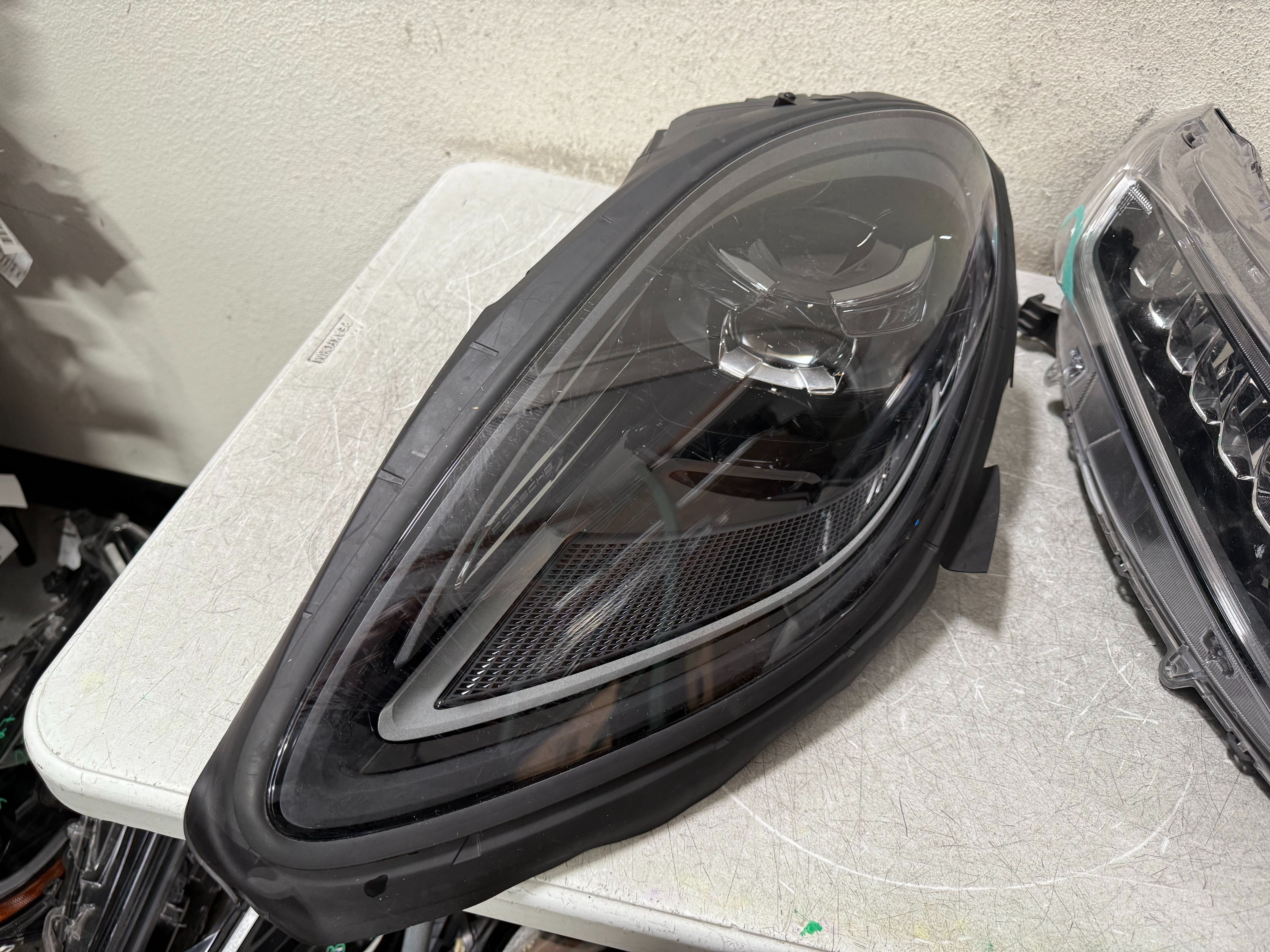 PORSCHE MACCAN LEFT HEADLIGHT 2022