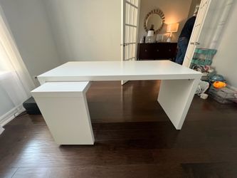 Modern White Office Desk with Built-In Storage – Excellent Condition