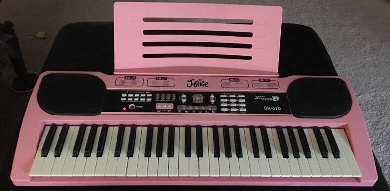 Girls Justice keyboard SK-570. Cool color, rhythm section with built in 2 way speaker system.