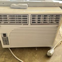 Air Conditioner - Window Unit 