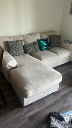 White Sofa Con Almohadones Y Apolla Brazosv
