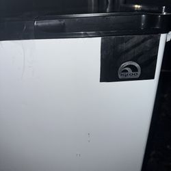 Igloo Mini Fridge With Ice Tray And Freezer