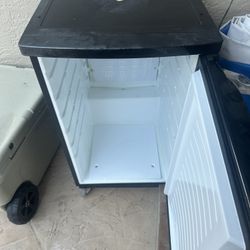 Mini Fridge / Kegerator 