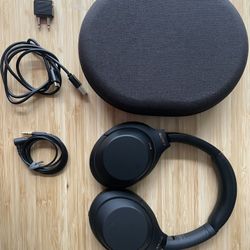 Sony - WH1000XM4 Wireless Noise-Cancelling Over-the-Ear Headphones - Black