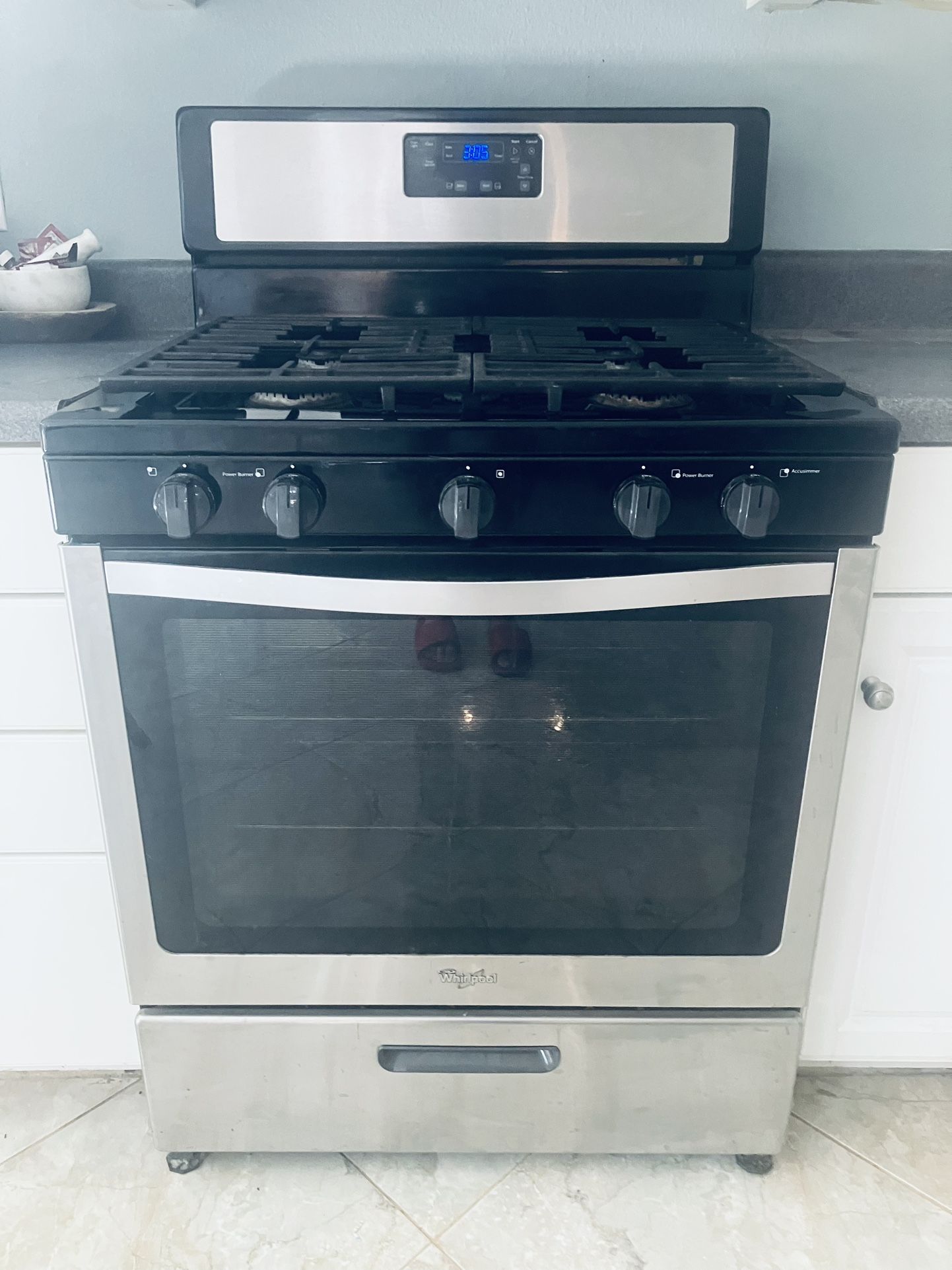 In excellent working condition , Whirlpool 5.1 Cu. Ft. 5 burner , 30 inch wide stander stove Freestanding Gas Range with an Edge-to-Edge Cooktop in St