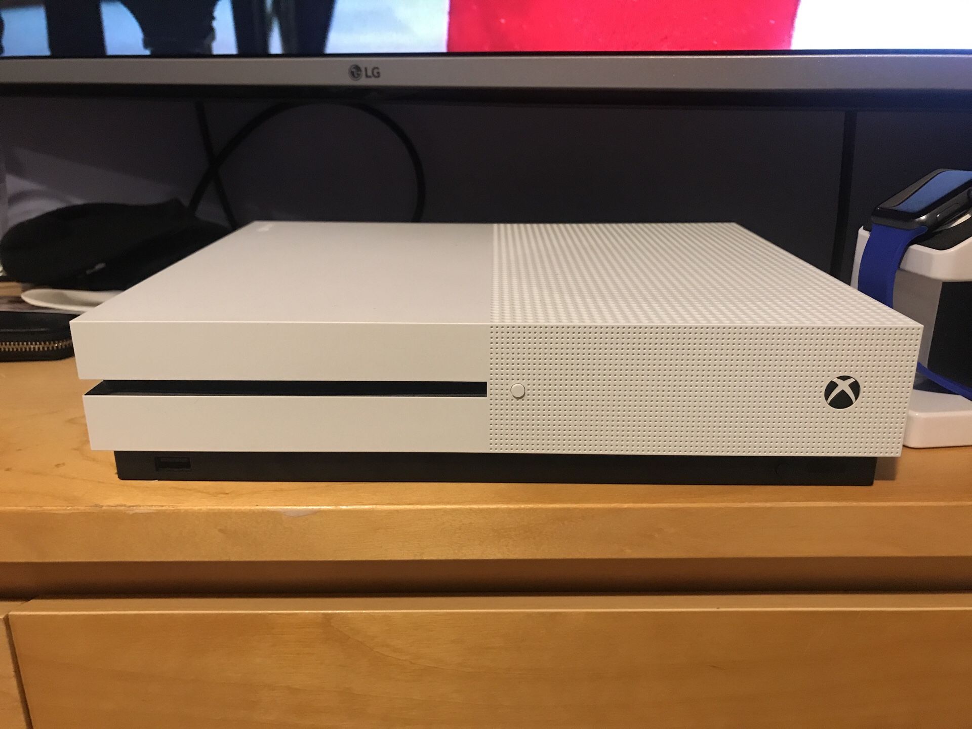 Xbox one S 1 TB perfect condition