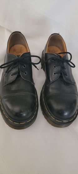 DR MARTEN SHOES SIZE 6 IN GOOD CONDITION A COUPLE SCUFFS ON TOE