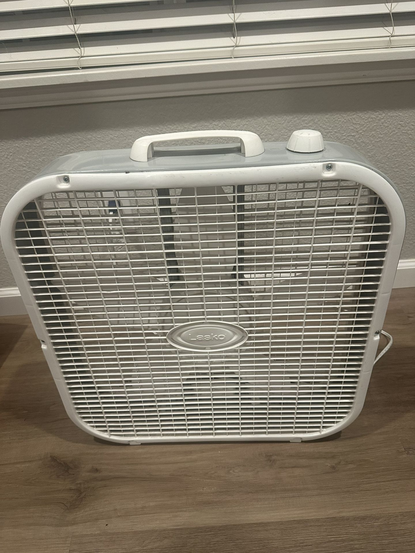 Lasso 20” Classic Box Fan w/ Weather-Resistant Motor 3 Speeds White