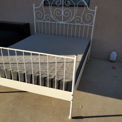 🌹QUEEN SIZE VINTAGE METAL BED FRAME WITH MATRESS AND BOXSPRING 🌹