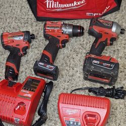 (PRICE FIRM) MILWAUKEE M12
Fuel Tools Drill/Battery/Combo Kit W Bag - BARELY USED, LIKE NEW