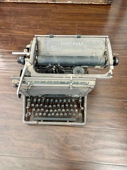 Vintage Underwood standard manual typewriter