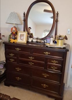 Bassett 9 dwr dresser and  2 dwr night stand