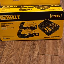Dewalt 20v.  Kit 2 baterias  5ah. y  Cargador
