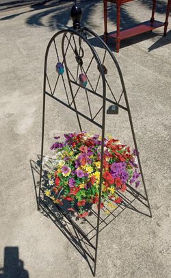 BLACK METAL PLANT STAND WITH FAUX FLOWERS