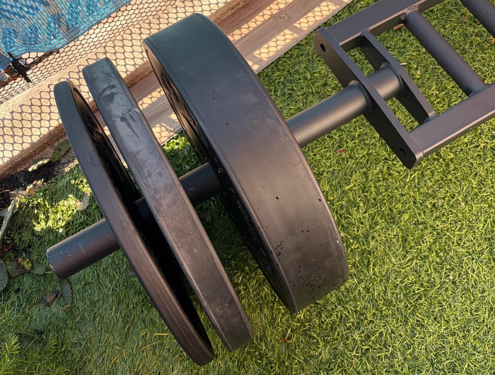 I'M SELLING THE COMPLETE SET, consisting of 6 weights (255 lbs, 225 lbs, and 2 x 10 lbs), plus the bar. This set is for sale at a professional store f