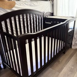 baby crib w/ changing station