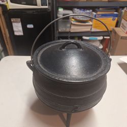 CAST IRON COOKING POT