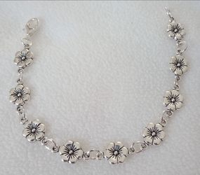 Silver-toned Flower Link Bracelet