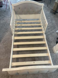 Toddler bed With Free mattress
