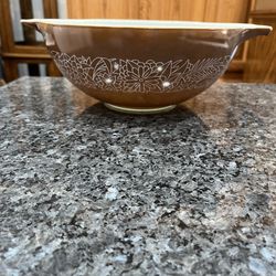 Pyrex mixing large bowl .  Pattern “Woodland”. .  Oven safe.  Number on the bottom 444.  Made in U.S.A.  Preowned very good condition.