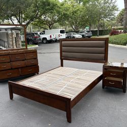 Beautiful Bedroom Set Queen Size solid wood Dark Brown Color In Excellent Condition