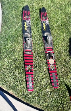 Red 125 Snow Skies w 2 pairs of snow gloves