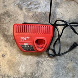 Milwaukee Charger 12 