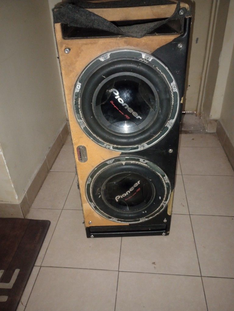 2 Pioneer 12 Inch Subs