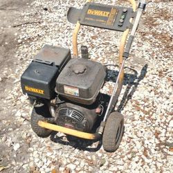Dewalt 3750 PSI - 4GPM Commercial Pressure Washer - Honda Engine