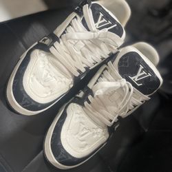 LV Trainers Black And White 