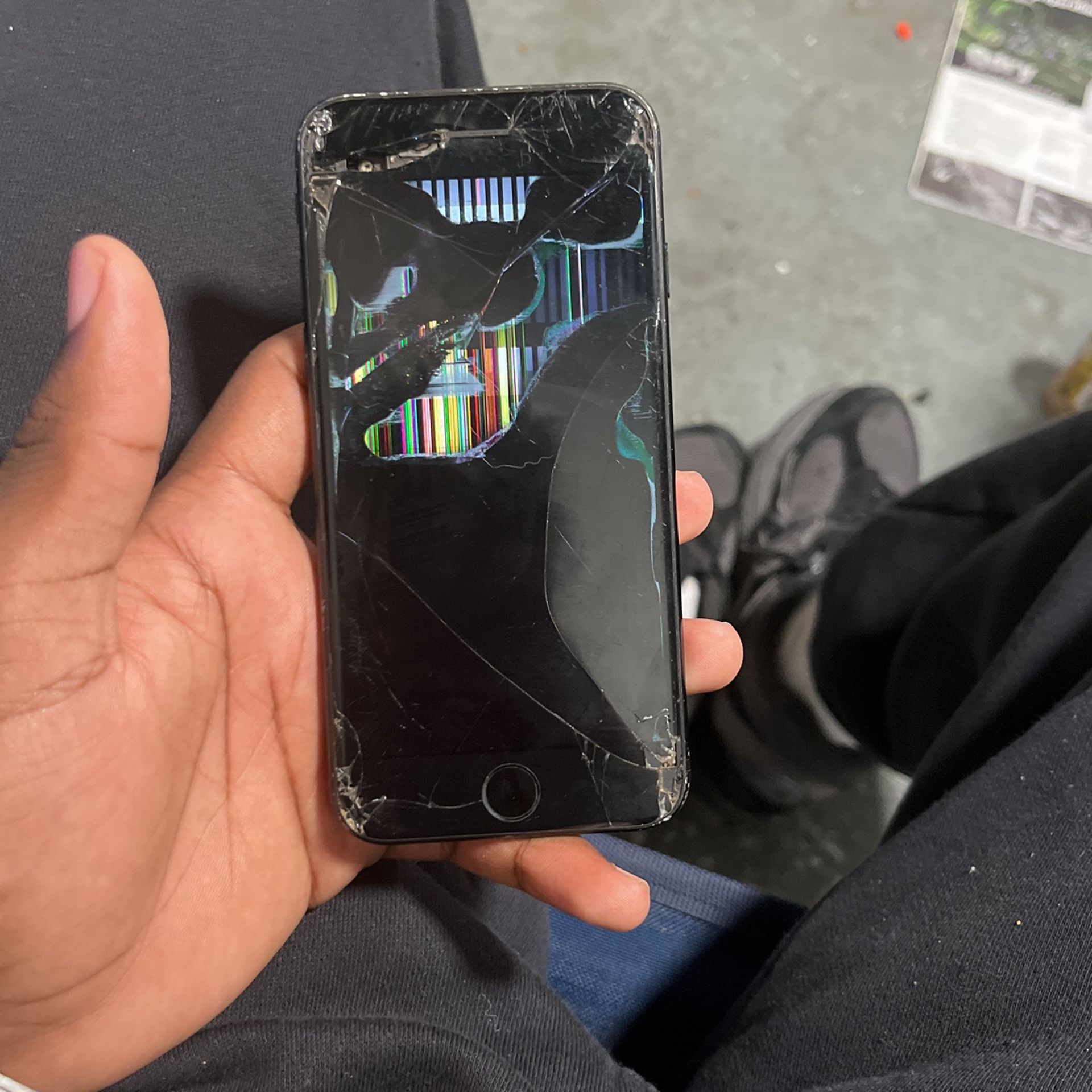 broken iphone se 2 black 