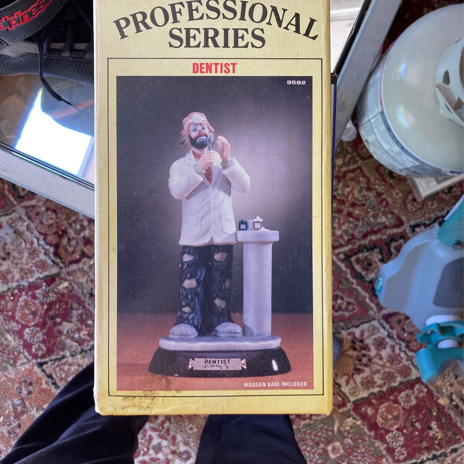 Desktop dentist Statue