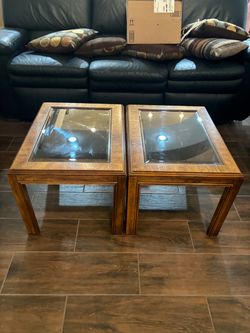 Set Of 2 Wood Tables With Glass Insert In Excellent Condition