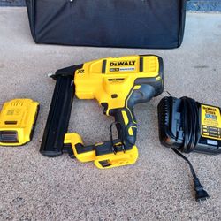 NARROW CROWN STAPLER DEWALT 
