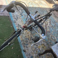 ROAD BIKE  28INCH 18SPEED SHIFTINGMOTOBECANE AND BREAK PERFECT VERY GOOD TIRES AND NEW TUBES EVERYTHING IS GOOD