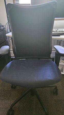 Ergonomic Mesh Office Chair – Adjustable Arms – Excellent Condition